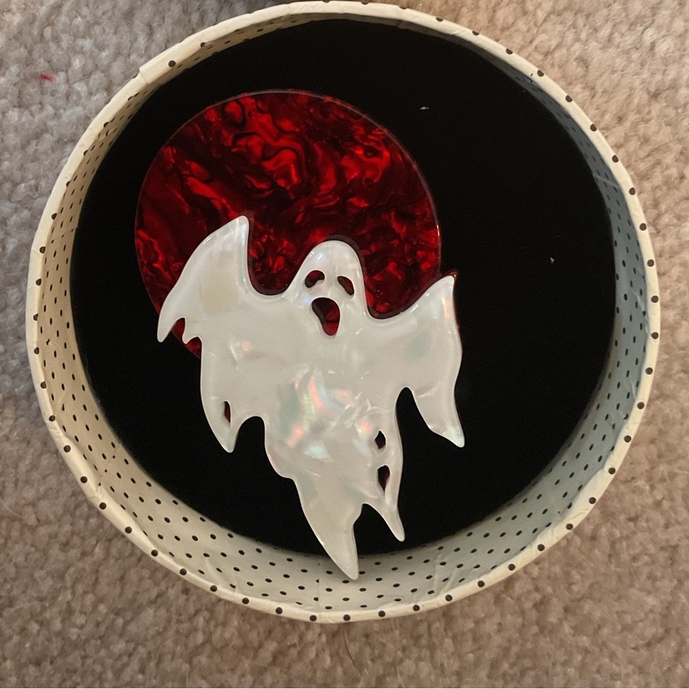 Erstwilder ghost brooch